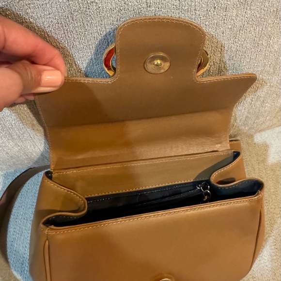 Salvatore Ferragamo Vara/Gancini crossbody in tan leather with gold hardware. - Picture 6 of 6